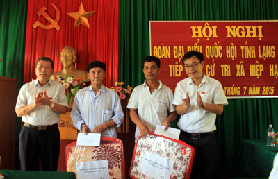 Đoàn ĐBQH tỉnh tặng quà gia đình chính sách xã Hiệp Hạ