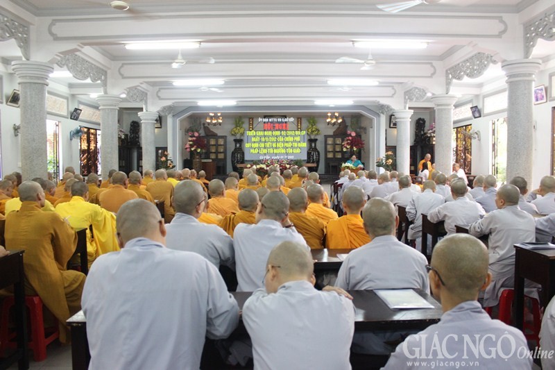 Chư Tăng Ni Phật giáo Q.Gò Vấp tập trung nghe buổi nói chuyện tại chùa Huỳnh Kim sáng 1-7