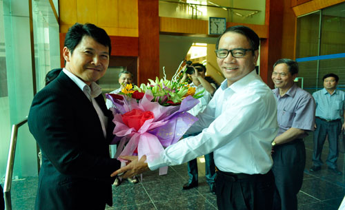 Đồng chí Nguyễn Văn Thanh tặng hoa chúc mừng ngài công sứ Đại sứ đến thăm Lạng Sơn.