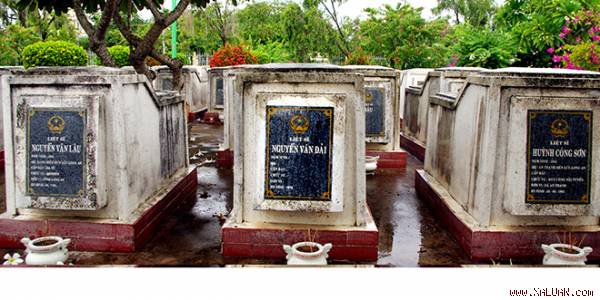 Ngôi một liệt sĩ mang tên Nguyễn Văn Đãi (giữa) ở Nghĩa trang Liệt sĩ huyện Bến Lức.