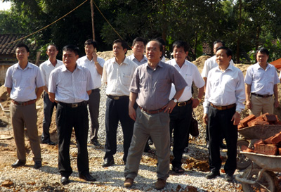 Đồng chí Phó Chủ tịch UBND tỉnh kiểm tra công trình trường mầm non của xã