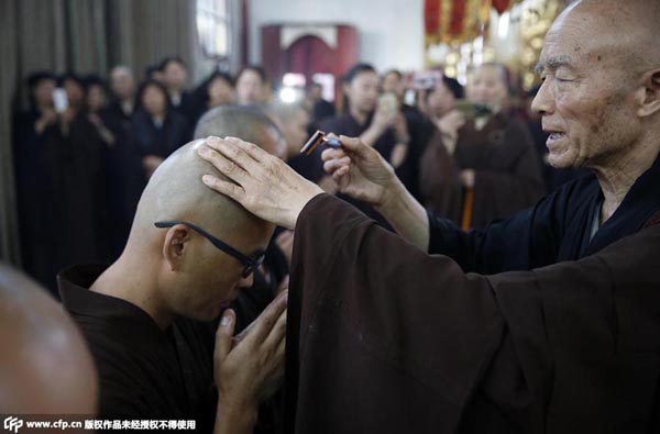 Triệu phú Liu Jingchong xuống tóc ở chùa. Ảnh: CFP