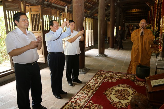 Ông Lê Thanh Hải và các vị đi cùng thăm, lễ Phật tại chùa Phật Tích