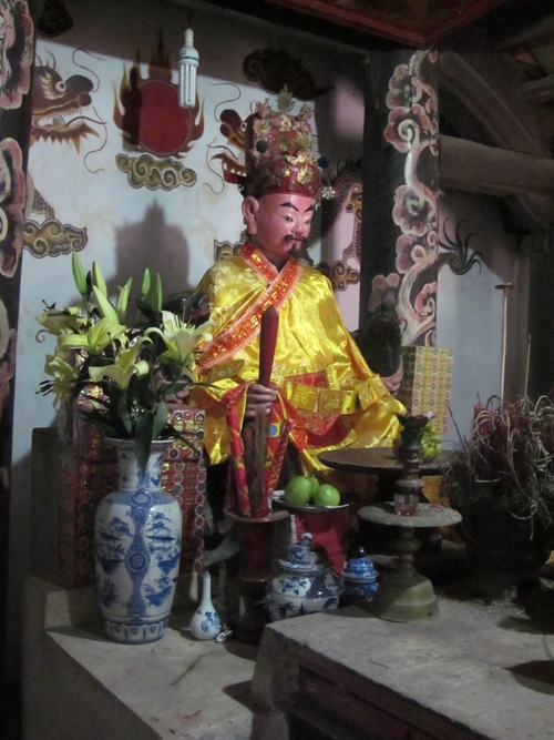 Bức tượng Thái vương Trịnh Kiểm bằng đất nện được thờ tự trong đền Lê.
