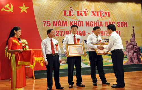 Thừa ủy quyền của Thủ tướng Chính phủ, đồng chí Vy Văn Thành, Chủ tịch UBND tỉnh trao bằng khen của Thủ tướng Chính phủ cho các tập thể, cá nhân