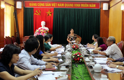 Đồng chí Trần Thị Hoa Sinh, Phó Trưởng Đoàn ĐBQH tỉnh phát biểu tại hội nghị