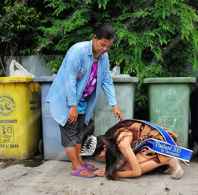Bức ảnh hoa hậu 17 tuổi quỳ gối trước mẹ làm cảm động cư dân mạng - Ảnh: Chụp màn hình Thairath
