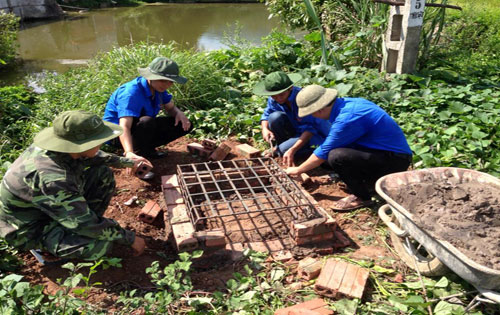 Thanh niên tình nguyện giúp dân xây dựng hố rác gia đình