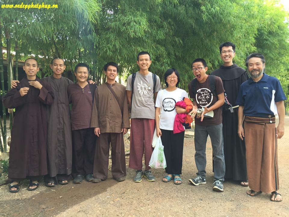 Cha John - Thiên Chúa giáo Singapore - tìm về Làng Mai Thái Lan