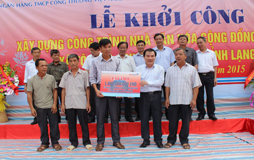 Lãnh đạo Ngân hàng TMCP Công thương Việt Nam Chi nhánh Lạng Sơn trao tiền tài trợ biểu trưng cho công trình.