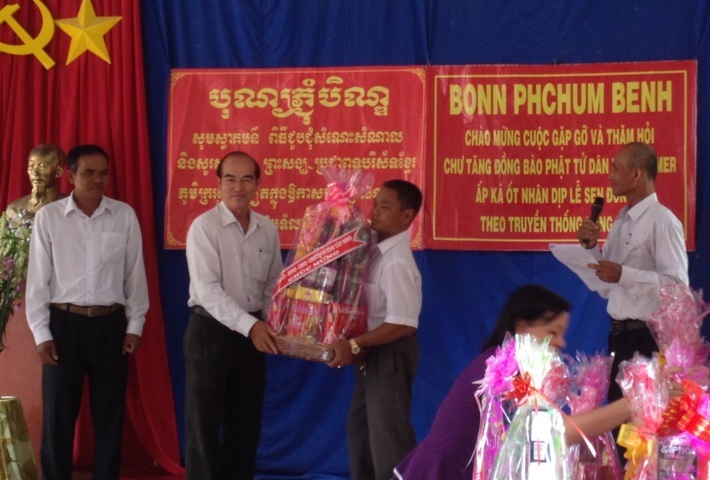 Ông Nguyễn Văn Nhiếm - Phó Chủ tịch UBMTTQVN tỉnh tặng quà chúc mừng già làng và người có uy tín trong đồng bào Khmer tại điểm chùa Kà Ốt (xã Tân Đông, huyện Tân Châu)
