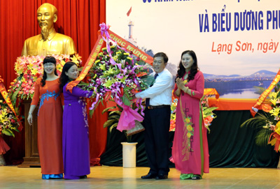 Đồng chí Nguyễn Thế Tuy tặng hoa cho cán bộ Hội LHPN tỉnh, chúc mừng 85 năm ngày thành lập