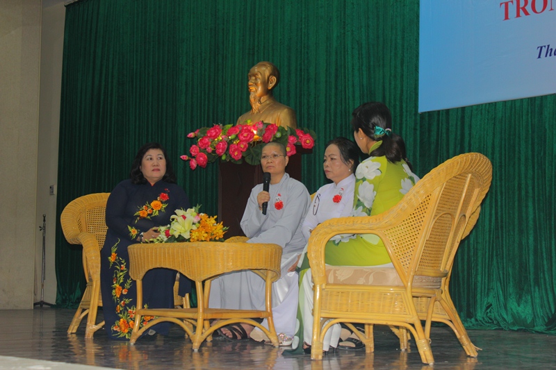 SC.TN Huệ Đức, Ủy viên Ban Chấp hành Hội LHPN Q.Phú Nhuận, Phó Phân ban Ni giới T.Ư GHPGVN giao lưu tại buổi lễ