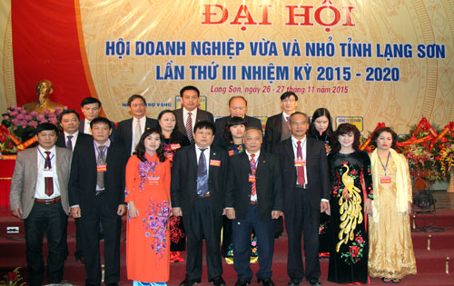 Ban chấp hành khóa mới ra mắt Đại hội.