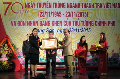 Đồng chí Lý Vinh Quang, Phó Chủ tịch UBND tỉnh trao bằng khen của Thủ tướng Chính phủ cho Thanh tra tỉnh