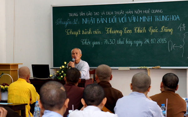 TT. Thích Giác Dũng nói chuyện với Tăng Ni học viên lớp Hán nôm Huệ Quang