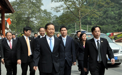 Đồng chí Hoàng Văn Nghiệm, Phó Bí thư Tỉnh ủy (Bên phải) đón Đoàn tại Cửa khẩu Hữu Nghị