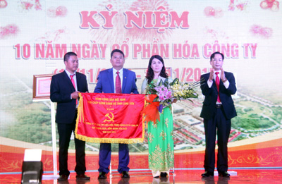 Đồng chí Hoàng Văn Nghiệm, Phó Bí thư Tỉnh ủy trao cở thi đua của Ban Chấp hành Đảng bộ tỉnh cho Chi bộ Công ty