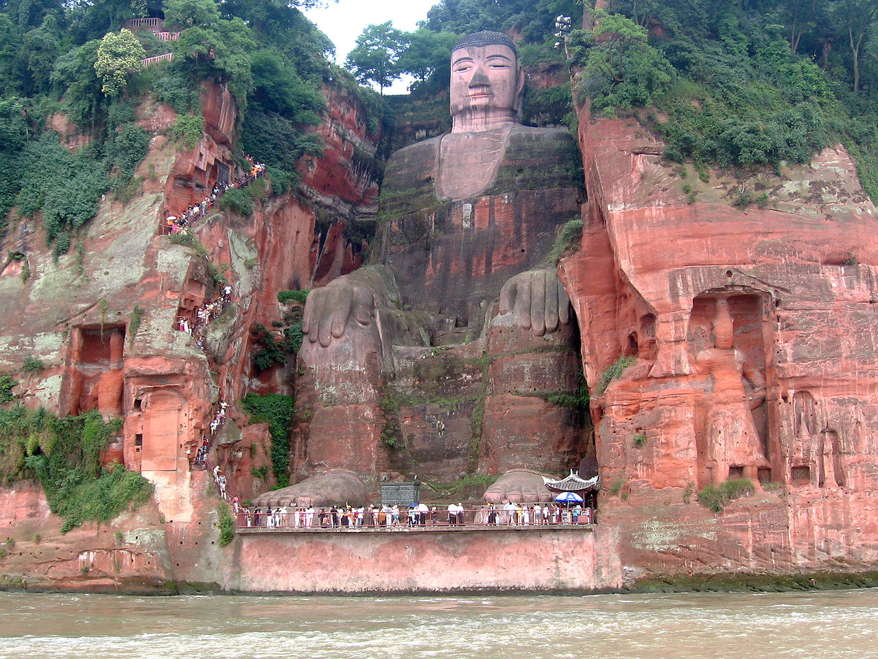 Toàn cảnh bức tượng Lạc Sơn Đại Phật ở núi Nga Mi, Trung Quốc.