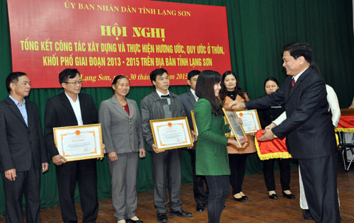 Đồng chí Tô Hùng Khoa, Phó Chủ tịch UBND trao bằng khen cho các tập thể, cá nhân.