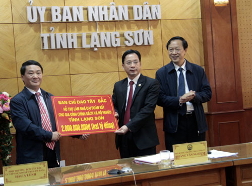Đồng chí Hầu A Lềnh trao 2 tỷ đồng cho tỉnh Lạng Sơn