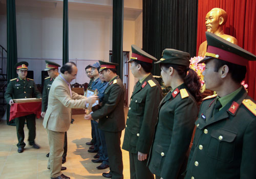 Đồng chí Lý Vinh Quang trao bằng khen cho các tập thể