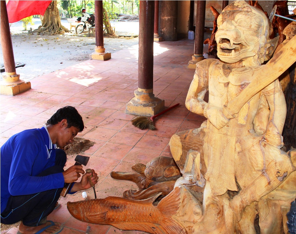 Ngôi chùa trăm tuổi có hàng chục tác phẩm bằng rễ cây độc đáo