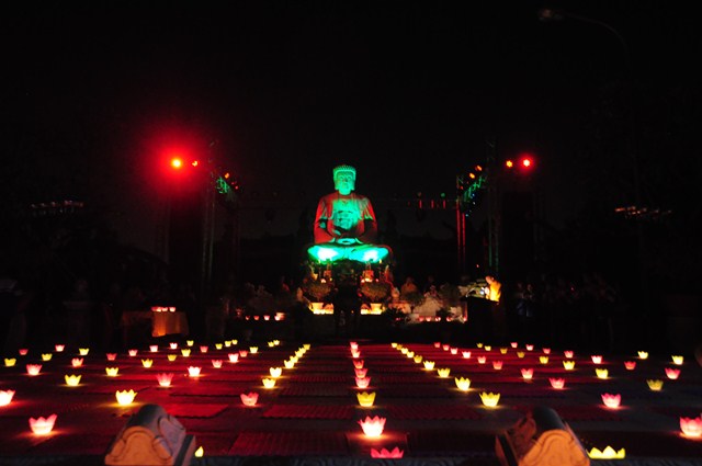 Hải Phòng: Đêm hoa đăng mừng Đức Phật thành đạo chùa Quảng Luận