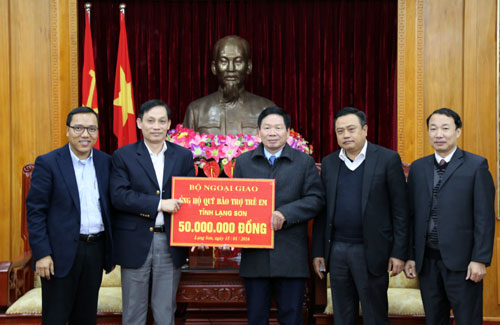 Thứ trưởng Bộ Ngoại giao Lê Hoài Trung (đứng thứ 2 từ trái sang) tặng 50 triệu đồng ủng hộ Quỹ hỗ trợ trẻ em tỉnh