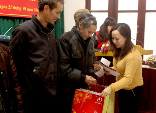 Đại diện lãnh đạo Qũy Thiện tâm tặng quà cho hộ nghèo phố trên địa bàn thành phố Lạng Sơn