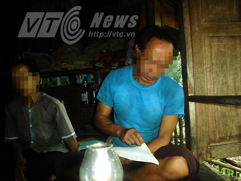 Ông Hà Văn M. đang đọc chú trong bài bùa "tơm thăm" cho phóng viên nghe