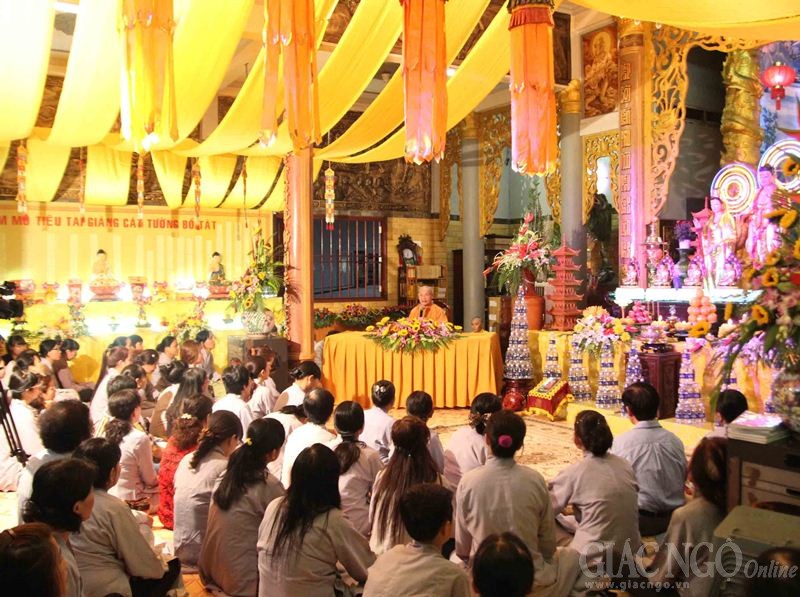 Người Sài Gòn đi chùa, sám hối, nghe pháp đầu năm