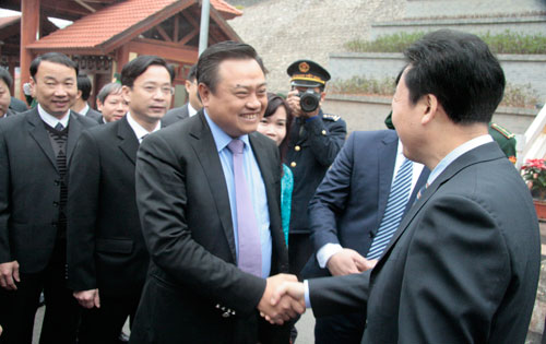 Đoàn đại biểu Trung Quốc đón Đoàn công tác của tỉnh Lạng Sơn tại Cửa khẩu Quốc tế Hữu Nghị.