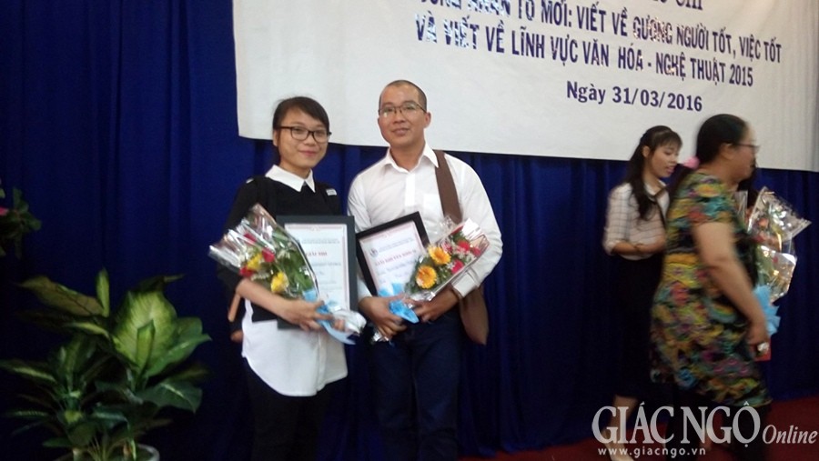 Phóng viên Giao Hảo và Nhà báo Lưu Đình Long nhận giải báo chí năm 2015 - Ảnh: H.D
