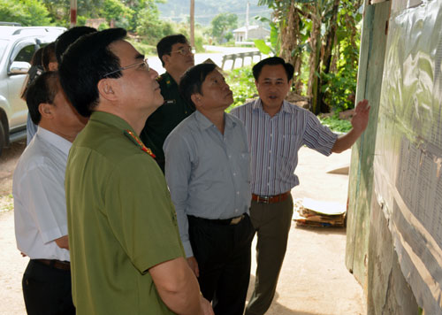 Đoàn kiểm tra về bầu cử (đoàn số 5) của tỉnh kiểm tra việc niêm yết danh sách cử tri, danh sách những người ứng cử viên ĐBQH và đại biểu HĐND các cấp tại xã Xuân Lễ