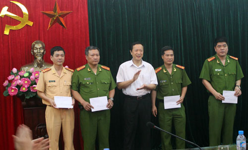 Đồng chí Phạm Ngọc Thưởng, Chủ tịch UBND tỉnh thưởng nóng cho các đơn vị đã lập công trong truy bắt tội phạm về ma túy ngày 29/4 vừa qua.