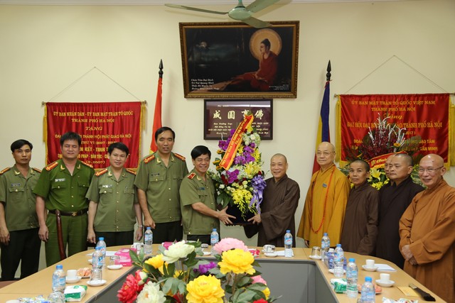 Thiếu tướng Đoàn Duy Khương tặng lẵng hoa chúc mừng tới PG TP.Hà Nội