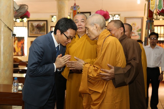 Phó thủ tướng Chính phủ Vũ Đức Đam chúc mừng Phật đản đức Pháp chủ GHPGVN