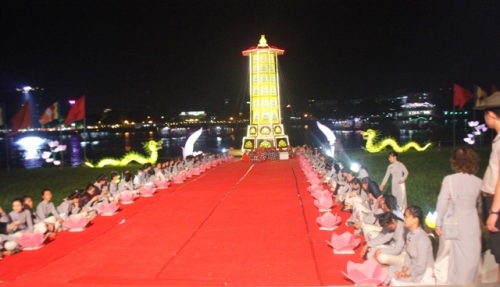 Hình ảnh ngọn Thiên đăng cao gần 30m tọa lạc bên dòng sông Hương thơ mộng