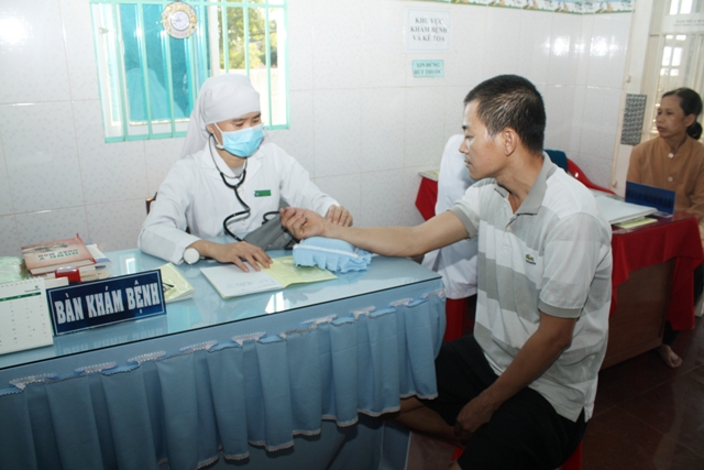 Sư cô - bác sĩ Thích Nữ Chúc Phượng đang khám cho bệnh nhân tại phòng khám từ thiện chùa Long Thạnh