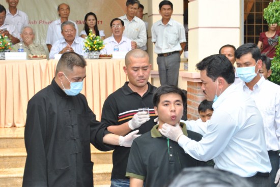 Lương y Võ Hoàng Yên đang chữa cho 1 bệnh nhân