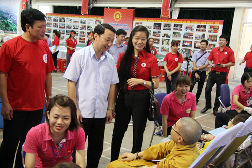 Đồng chí Nguyễn Công Trưởng cùng lãnh đạo Hội CTĐ tỉnh thăm, động viên các tình nguyện viên hiến máu tại ngày hội.