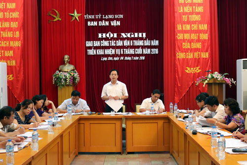 Đồng chí Hoàng Văn Nghiệm phát biểu tại hội nghị
