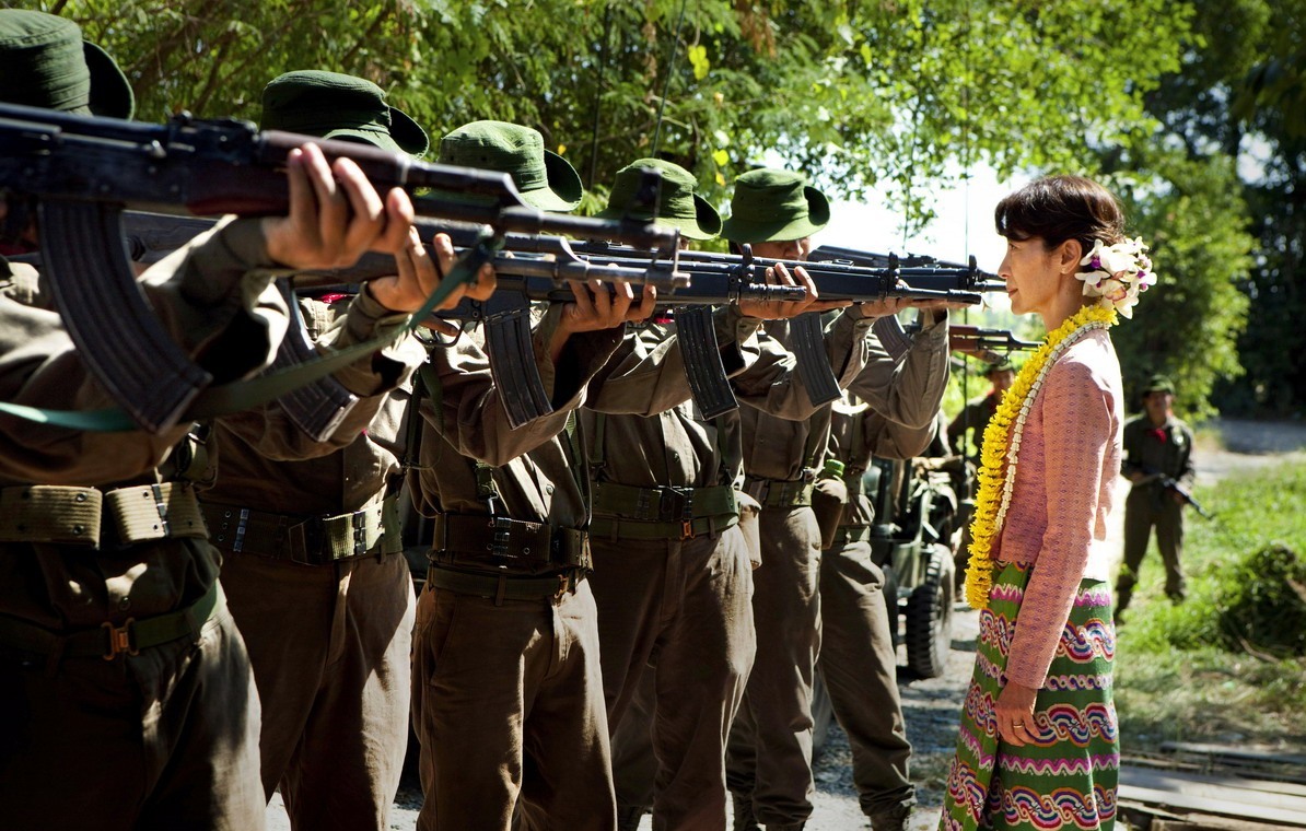 Bất bạo động không phải là dấu hiệu của sự yếu đuối, mà chính là dấu hiệu của sự tự tin và lòng can đảm (ảnh tái hiện sự đấu tranh bất bạo động của nữ Phật tử người Myanmar - bà Aung San Suu Kyi)