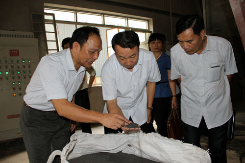 Đồng chí Nguyễn Công Trưởng (đứng giữa) kiểm tra chất lượng sản phẩm của Chi nhánh Hạt mài Tân Mỹ