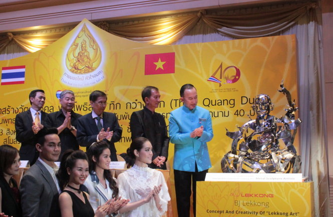 Bộ trưởng chánh văn phòng Thủ tướng Thái Lan Panadda Diskul và ông Sudhep Silpangam cùng các nghệ sĩ giới thiệu tượng Bồ-tát Thích Quảng Đức bằng sắt - Ảnh: Ngọc Đông