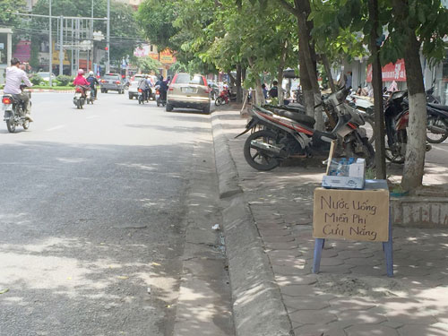 Khoảng 3 tháng trở lại đây, bà Thơm thường xuyên đặt nước sạch miễn phí tại vỉa hè con phố Trần Thái Tông.