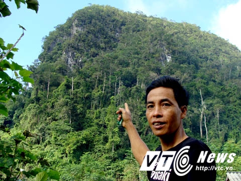 Anh Đặng Văn Hồng chỉ hướng có hang Khóc