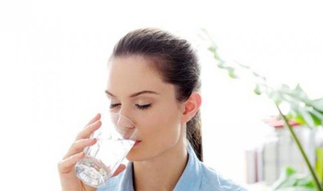 Uống nhiều nước để giữ cân bằng cho cơ thể