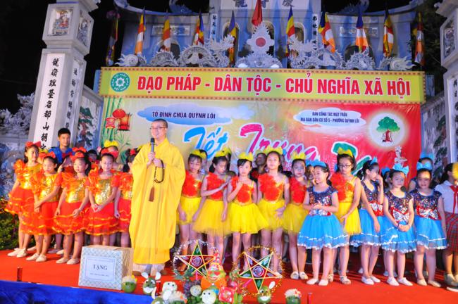 Hà Nội: Gần 2000 thiếu nhi vui Tết Trung Thu tại chùa Quỳnh Lôi